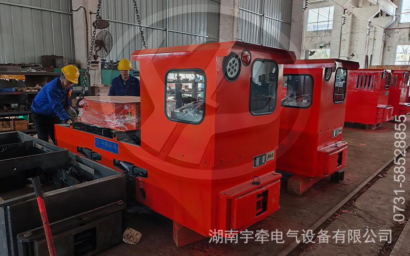 5噸鋰電池電機(jī)車運(yùn)抵礦山 1.jpg