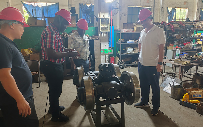 海外客戶來(lái)廠采購(gòu)礦用電機(jī)車 3.jpg