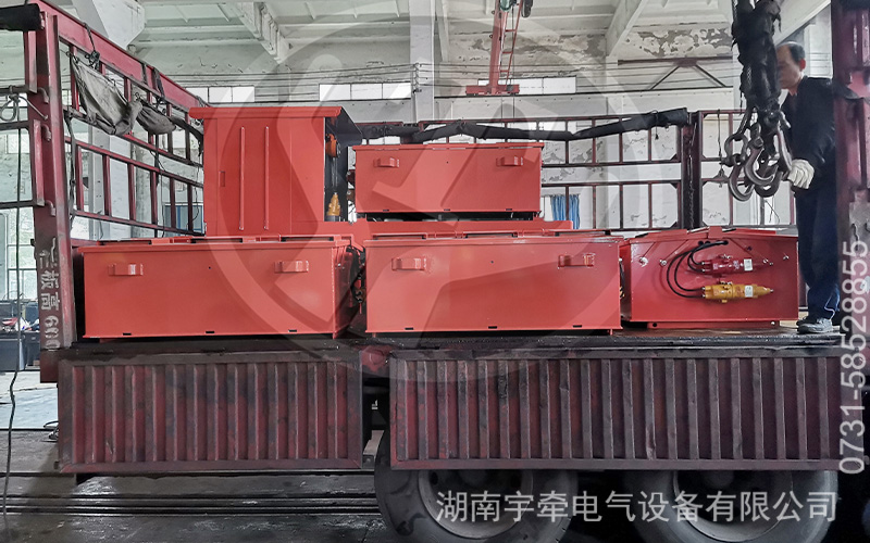 5噸防爆蓄電池電機車發(fā)貨 3.jpg